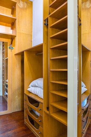 Panoramic-Doppelzimmer, Stadtblick | Schrank