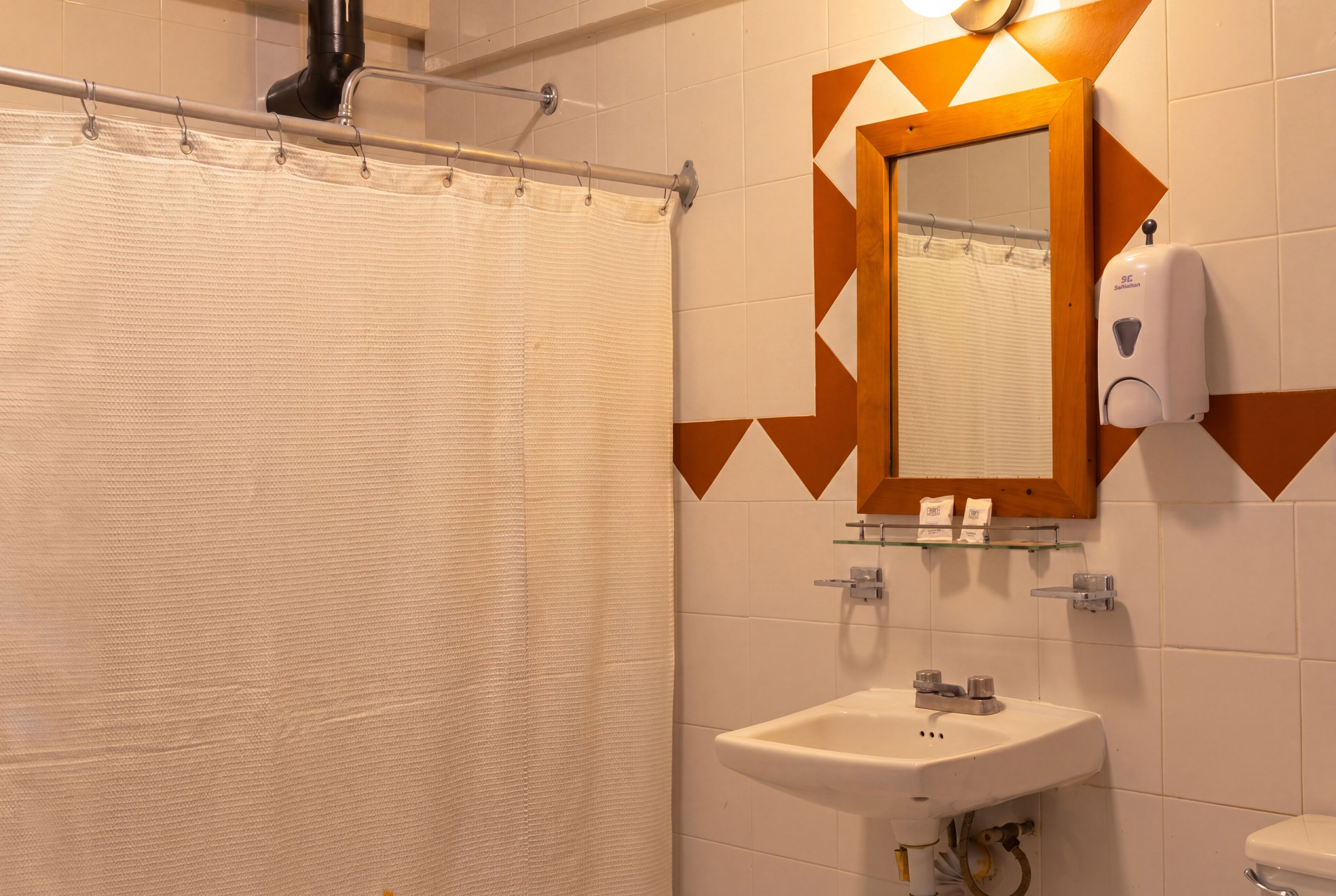 Deluxe kamer | Badkamer | Een douche, handdoeken, zeep, shampoo