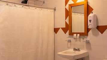 Deluxe kamer | Badkamer | Een douche, handdoeken, zeep, shampoo