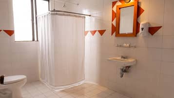 Superior kamer | Badkamer | Een douche, handdoeken, zeep, shampoo