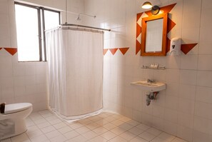 Superior Room | Bathroom - Hotel Virreyes México (Mexico City)