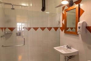 Family Room | Bathroom - Hotel Virreyes México (Mexico City)