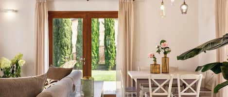 Biệt thự | Khu phòng khách | TV màn hình phẳng, bàn bóng bàn