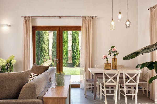 Villa | Area soggiorno | TV a schermo piatto, tavolo da ping pong