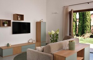 Villa | Zona de estar | Una televisión de pantalla plana, una mesa de tenis de mesa