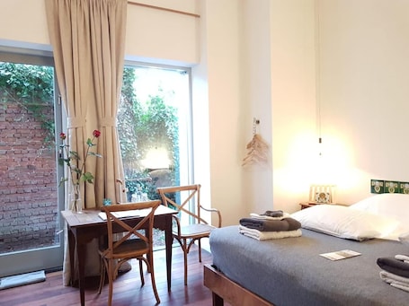 Escritorio, tabla de planchar con plancha y cunas gratuitas . SintAnna B&B PetitHotel