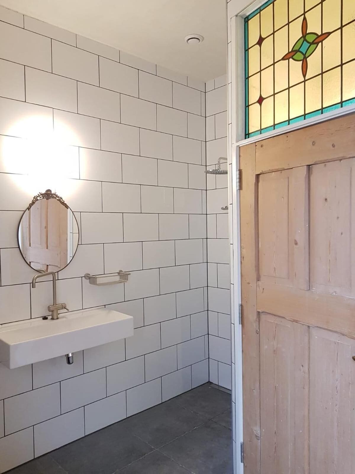 Douche à « effet pluie », articles de toilette gratuits, sèche-cheveux