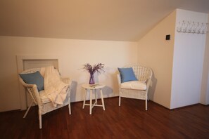 Chambre quadruple | Coffre-fort, lit de bébé (gratuit), lit de bébé portatif
