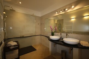 Habitación cuádruple panorámica, vistas al canal | Baño | Ducha, artículos de higiene personal gratuitos, secador de pelo y bidé
