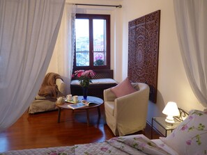 Panoramic-Vierbettzimmer, Kanalblick | Wohnbereich