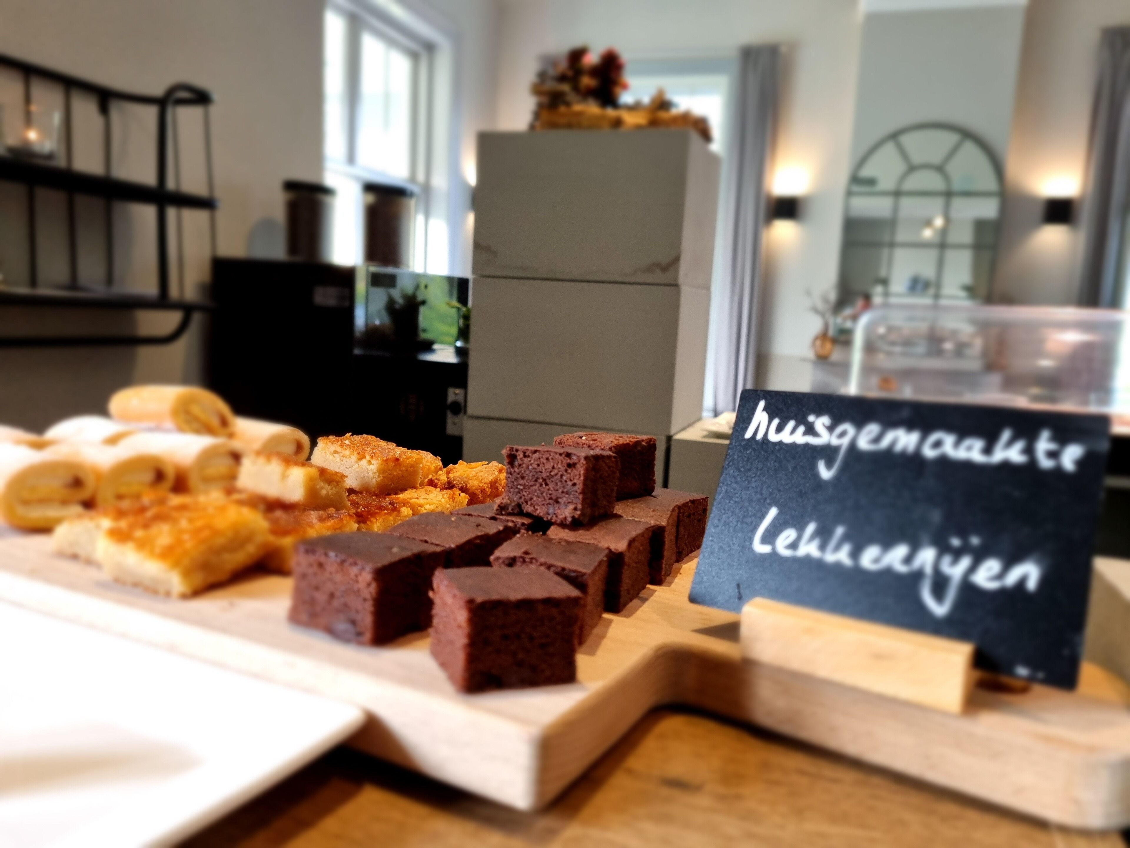 Una mesa de postres con diversos dulces y un letrero que dice 