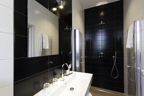 Chambre supérieure double, balcon | Salle de bain | Articles de toilette (gratuits), séchoir à cheveux, serviettes fournies