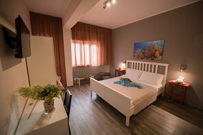 Biancheria da letto di alta qualità, una scrivania, ferro/asse da stiro