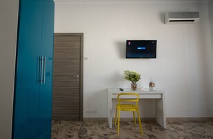 Suite, 1 Bedroom (Mare) | Premium bedding, desk, iron/ironing board, cots/infant beds