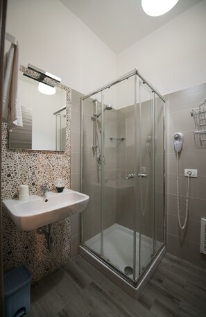 Tripla Comfort, 1 camera da letto (Corallo) | Bagno | Doccia, set di cortesia gratuito, asciugacapelli, bidet