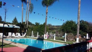 Alberca al aire libre y camastros