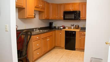 Deluxe Suite, 2 Bedrooms (The Dutchess Suite) | Private kitchen