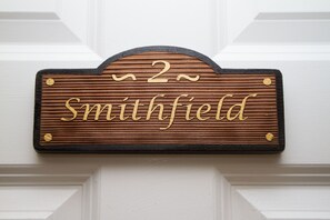 Un letrero de madera con el nombre "Smithfield" y el número "2" encima.