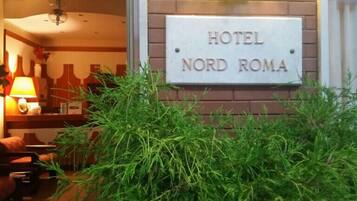 Pintu masuk properti