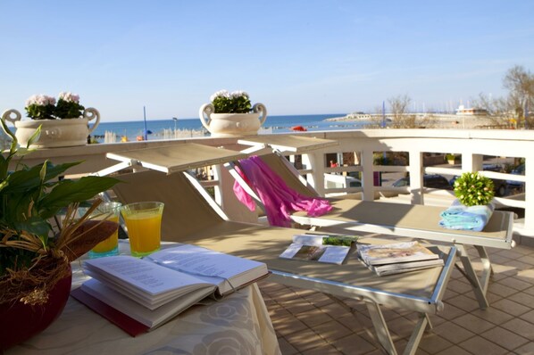 Doppel- oder Zweibettzimmer, Balkon, Meerblick | Terrasse/Patio