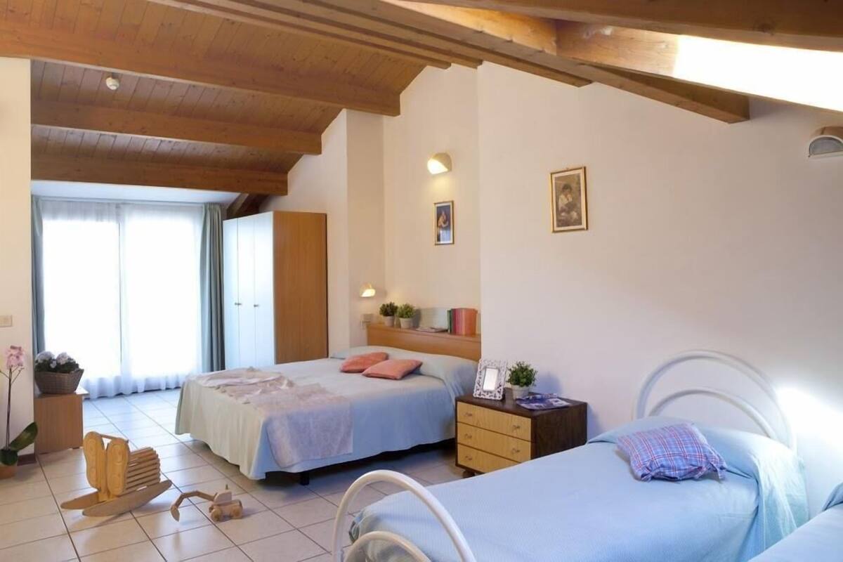Habitación cuádruple, vistas al mar | Caja fuerte, cunas gratuitas, wifi gratis y ropa de cama
