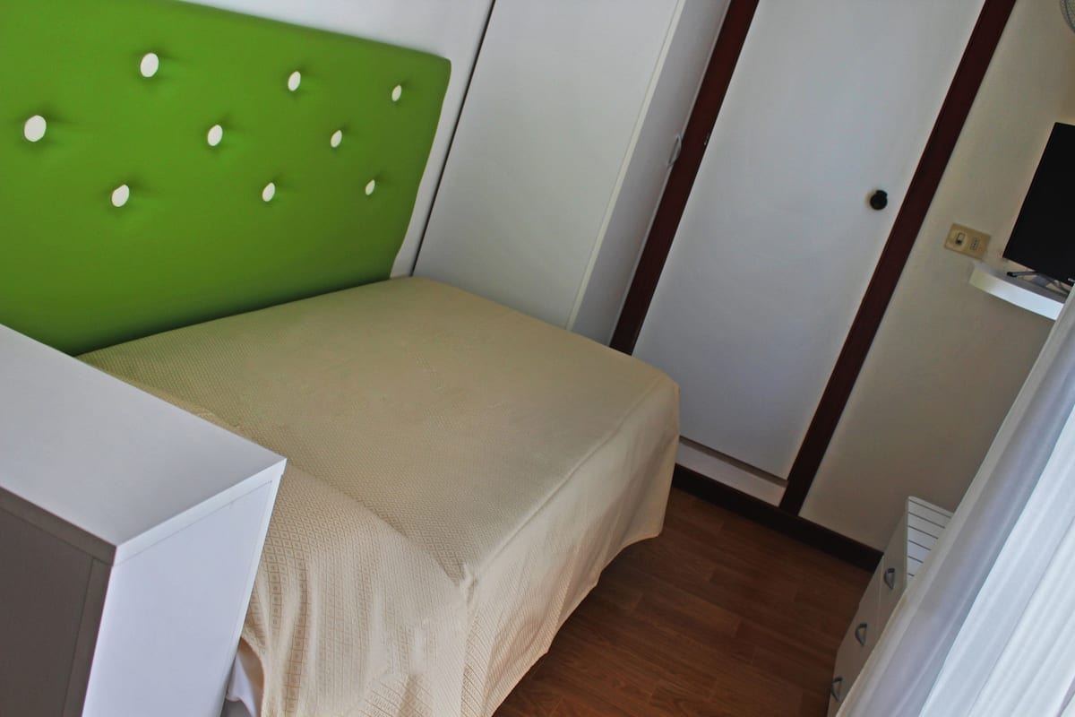 Habitación individual | Caja fuerte, cunas gratuitas, wifi gratis y ropa de cama