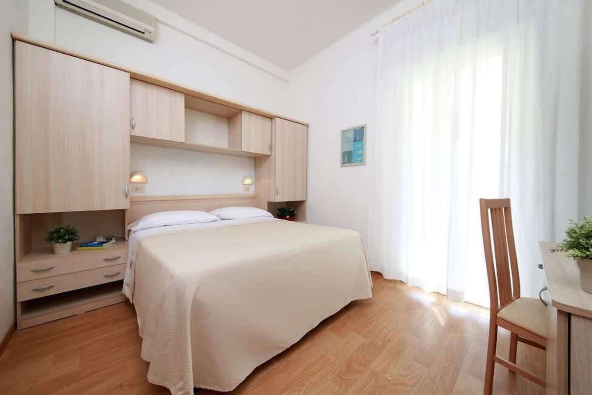 Habitación con 1 cama doble o 2 individuales, vistas al jardín | Caja fuerte, cunas gratuitas, wifi gratis y ropa de cama