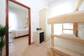 Habitación cuádruple, vistas al mar | Caja fuerte, cunas gratuitas, wifi gratis y ropa de cama