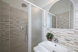 Douche, articles de toilette gratuits, sĂšche-cheveux, bidet