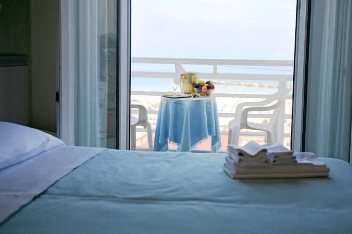Habitación con 1 cama doble o 2 individuales, balcón, vistas al mar | Vistas desde la habitación