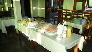 Ein Frühstücksbuffet mit verschiedenen Speisen und Beilagen.
