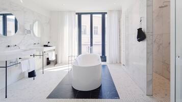 Regadera, amenidades de baño gratuitas, secadora de cabello, batas