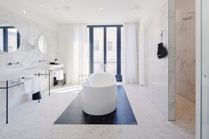 Ducha, artículos de tocador gratuitos, secador de pelo, batas