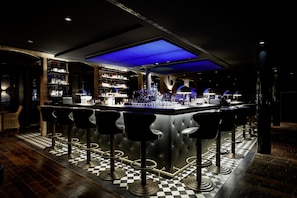 5 bars/lounges, rooftop bar