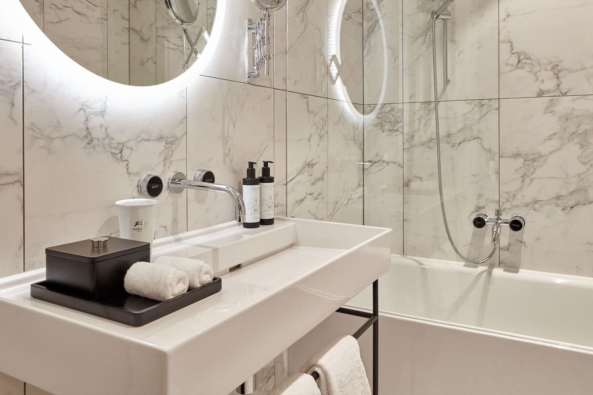 deep-soaking bathtub