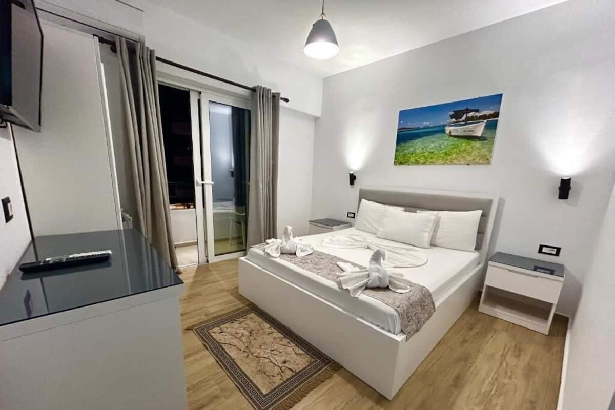 Tweepersoonskamer, uitzicht op zee | Hypoallergeen beddengoed, gratis wifi, beddengoed