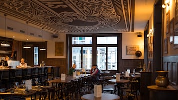 供应午餐和晚餐,本地与国际菜