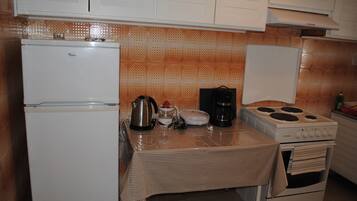 Departamento, 1 habitación, vista al mar | Cocina privada | Refrigerador, horno, cafetera y tetera y utensilios de cocina
