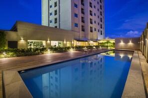 Outdoor pool - Hotel Araucária Flat Araraquara (Araraquara)