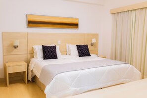 Minibar, caja de seguridad en la habitación y escritorio 