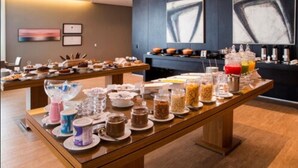 Een buffet met diverse gerechten en dranken.