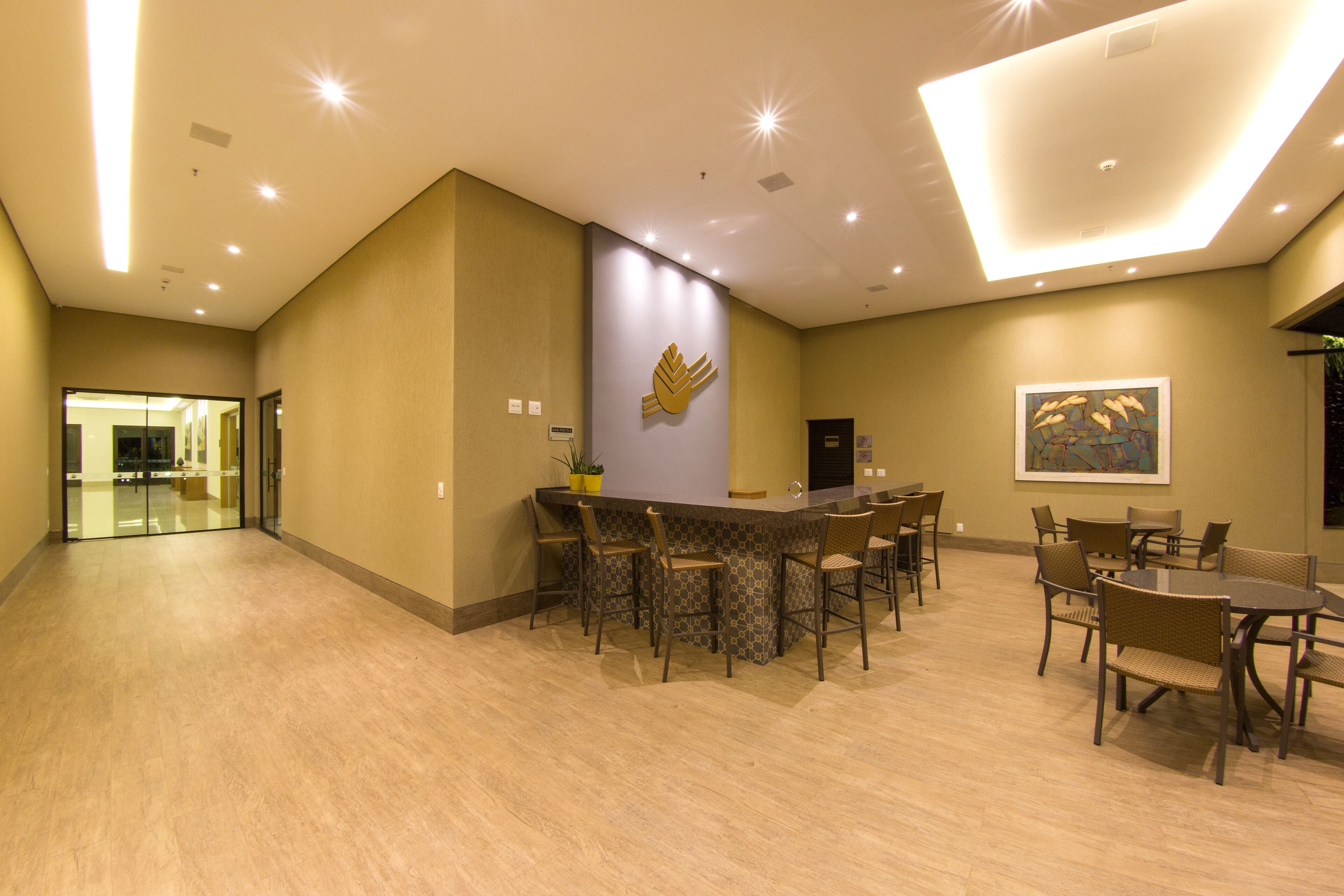Un vestíbulo amplio con recepción, zona de bar y asientos.