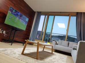 32-inch LED TV with digital channels, TV, Netflix - Buzz Guest House - Hostel (Incheon)