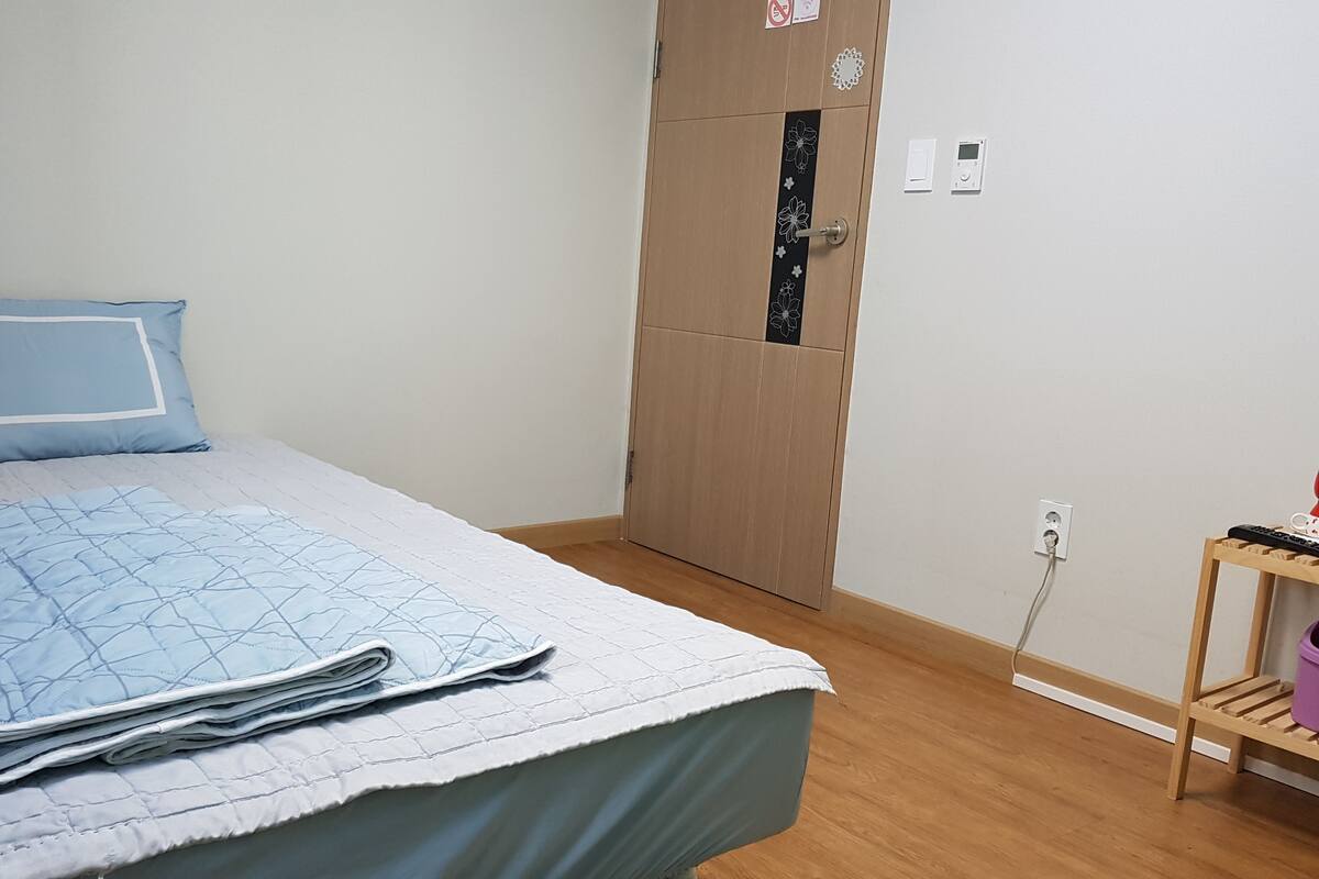Double Room | Blackout curtains, iron/ironing board, free WiFi, bed sheets