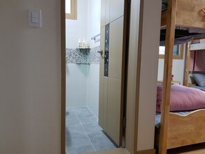 Cortinas opacas, tabla de planchar con plancha, wifi gratis