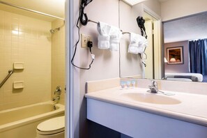 Combined shower/bathtub, free toiletries, hair dryer, towels