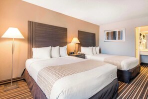 Coffres-forts dans les chambres, bureau, fer et planche à repasser