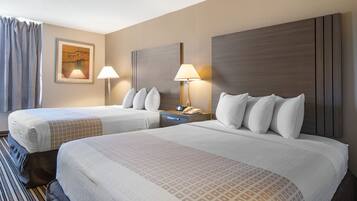 Cofres nos quartos, escrivaninha, ferros/tábuas de passar roupa