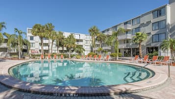 2 piscinas externas, funciona das 10h às 22h, espreguiçadeiras