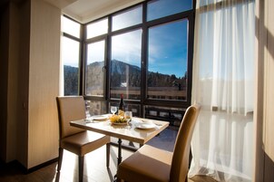 Suite, 2 Bedrooms, Mountain View | In-room dining